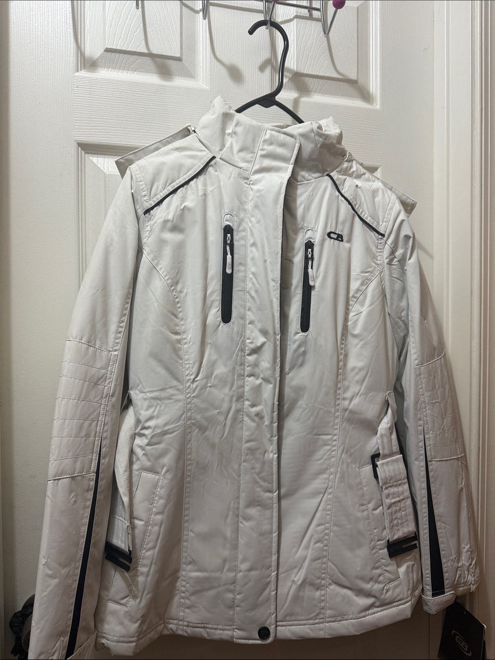 Women’s White Ski Jacket with Insulated Weatherproof Design